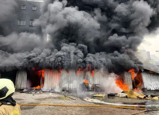 Kebakaran kantor dealer di kawasan Kota Bambu Selatan, Palmerah, Jakarta Barat, pada Selasa, 9 September 2025. (Sumber: Istimewa)