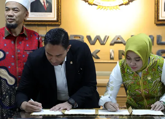 Kepala BNN RI, Suyudi Ario Seto (kiri) menandatangani nota kesepahaman dengan Komite III DPD RI terkait upaya pencegahan dan penanganan korban penyalahgunaan narkoba. (Sumber: Dok BNN)