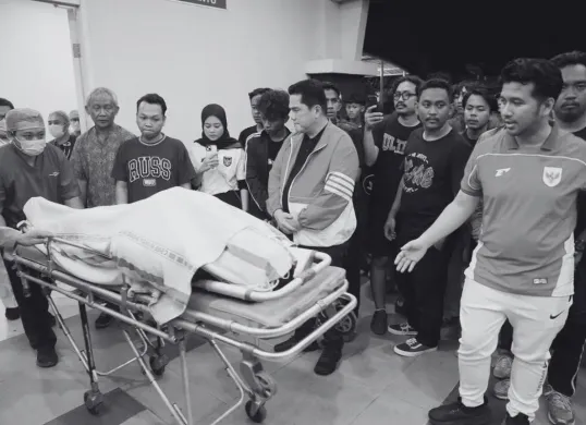 Ketua Umum PSSI, Erick Thohir mendatangi rumah sakit tempat disemayamkan seorang suporter yang meninggal saat hendak menonton Timnas Indonesia. (Sumber: Instagram/@erickthohir)