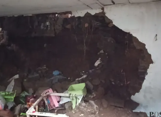 Rumah warga mengalami kerusakan usai tertimpa tanah longsor, di wilayah Jayagiri, Kecamatan Lembang, Selasa, 9 September 2025. (Sumber: POSKOTA | Foto: Gatot Poedji Utomo)