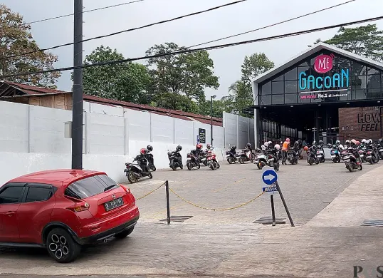Suasana di restoran Mie Gacoan, Kelurahan Kadumerak, Kecamatan Karangtanjung, Pandeglang. (Sumber: Poskota/Samsul Fatoni)
