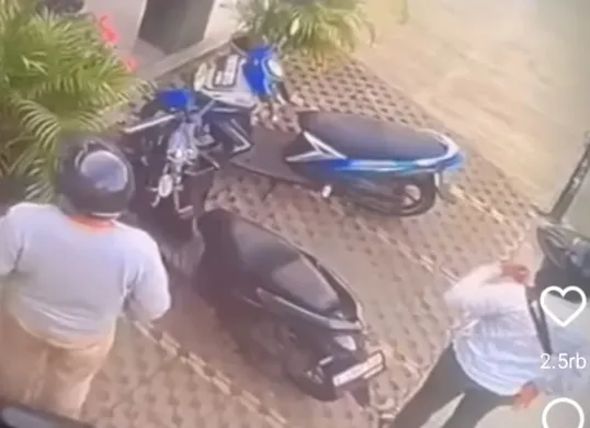 Dua pelaku curanmor beraksi di sebuah klinik kawasan Pondok Rajeg, Cibinong, Kabupaten Bogor. Aksi keduanya terekam kamera. (Sumber: Tangkapan Layar Video)