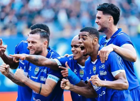 Para pemain Persib Bandung melakukan selebrasi. (Sumber: Instagram/@juliocfreita44)