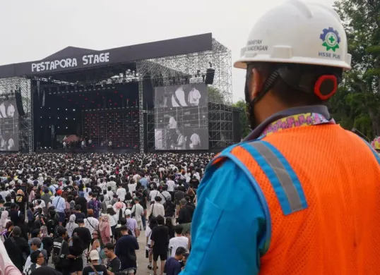 Petugas PLN tengah bersiaga memastikan keandalan suplai listrik di lokasi acara Panggung Megah Pestapora 2025 di JI Expo Kemayoran, Jakarta Pusat. (Sumber: Dok. PLN UID Jakarta Raya)