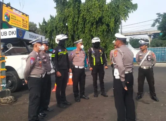 Polisi berjaga di Pintu Gerbang Bumi Perkemahan Cibubur, Kelurahan Harjamukti, Kecamatan Cimanggis, Kota Depok, Selasa, 9 September 2025. (Sumber: Dok. Polsek Cimanggis)