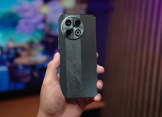 Salah satu rekomendasi HP 2 jutaan terbaik 2025 yang cocok untuk gaming, Technos Spark 30 Pro. (Sumber: YouTube/Tech Tech)