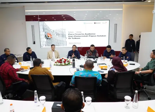 Wakil Direktur Utama Telkom Muhammad Awaluddin memberikan sambutan saat acara audiensi bersama Pemerintah Daerah dan berbagai Komunitas Papua Selatan. (Sumber: Corporate Communication PT Telkom Indonesia (Persero) Tbk)