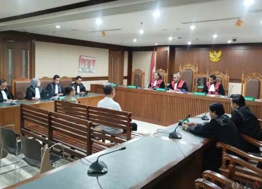 Dua terdakwa kasus dugaan korupsi pengadaan gerobak sedang mendengar putusan dari majelis hakim Pengadilan Tipikor Jakarta Pusat, Gunung Sahari Selatan, Kemayoran, Selasa, 9 September 2025. (Sumber: Poskota/Ramot Sormin)