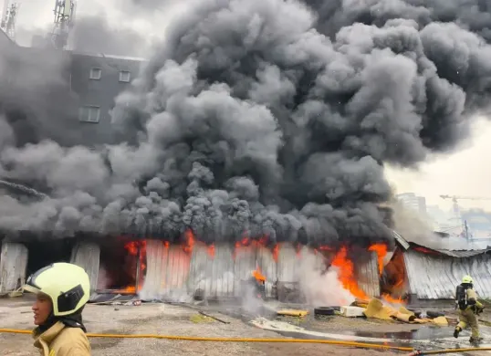 Kebakaran kantor dealer di kawasan Kota Bambu Selatan, Palmerah, Jakarta Barat, Selasa, 9 September 2025. (Sumber: Dok. Istimewa)
