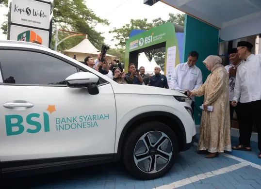 PLN dan BSI melakukan simulasi pengisian daya mobil listrik di SPKLU Masjid Raya Bintaro Jaya. (Sumber: Dok. PLN UID Jakarta Raya)