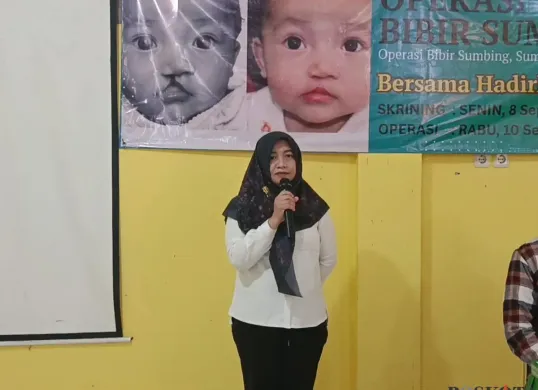 Kepala Bidang Pelayanan Kesehatan Dinas Kesehatan Kabupaten Bekasi, Oriza Rosativa, saat menyampaikan sambutan pada program operasi bibir sumbing di RS Pinna Bekasi, Rabu 10 September 2025.