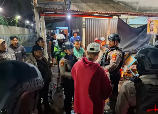 Katim 2 Patroli Perintis Presisi Satuan Samapta Polres Metro Depok, Ipda Suwinta mengamankan pelaku penganiayaan  dan korban pedagang ketoprak. (Sumber: Polres Metro Depok)