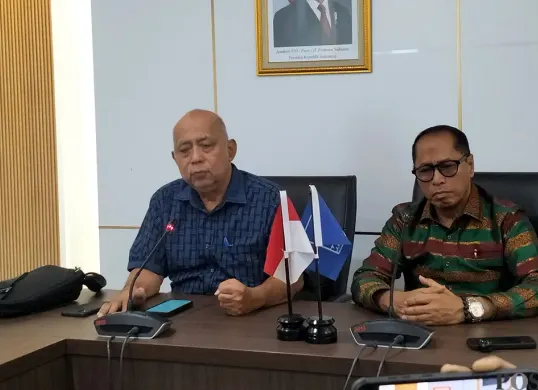 Penasihat Fraksi PAN DPRD DKI Jakarta, Bambang Kusumanto dan Ketua Fraksi PAN DPRD DKI Jakarta, Husen saat menyampaikan pernyataan kepada awak media di Gedung DPRD DKI Jakarta, Rabu, 10 September 2025. (Sumber: POSKOTA | Foto: M Tegar Jihad)