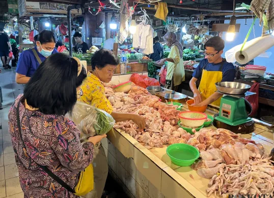 Aktivitas di lokasi penjualan daging ayam di Pasar Tradisional Tomang Barat, Grogol Petamburan, Jakarta Barat, Rabu, 10 September 2025. (Sumber: Poskota/Pandi Ramedhan)