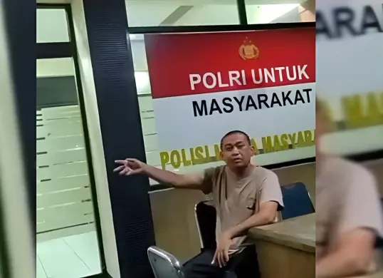Seorang oknum anggota Polsek Cikarang Utara viral usai terekam menolak laporan warga yang hendak menyerahkan pelaku maling motor. (Sumber: Dokumentasi istimewa)