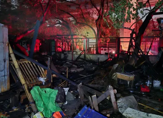 Kebakaran melahap rumah kontrakan di Jalan Pluit Karya Karang 6, Kelurahan Pejagalan, Kecamatan Penjaringan, Jakarta Utara, pada Selasa, 9 September 2025 malam. (Sumber: Damkar)