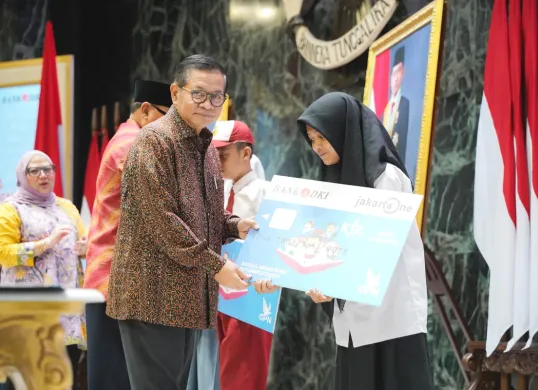 Ilustrasi pembagian dana bansos KJP Plus kepada penerima manfaat. (Sumber: X/Pramono Anung)