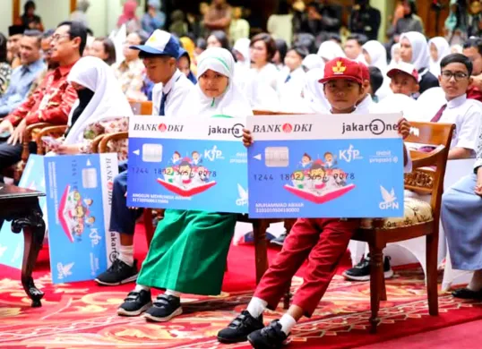Potret siswa penerima dana bansos KJP Plus. (Sumber: X/disdikdki)