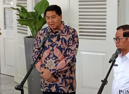 Menteri PKP, Maruarar Sirait menyampaikan keterangan kepada media seusai melakukan pertemuan dengan Gubernur Jakarta, Pramono Anung, di Balai Kota DKI Jakarta, Rabu 10 September 2025. (Sumber: POSKOTA | Foto: M Tegar Jihad)