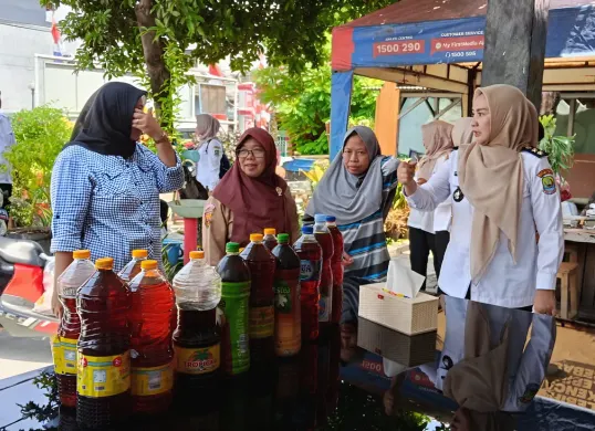 Lurah Aren Jaya, Pra Fitria Angelia mengumpulkan minyak bekas di Kelurahan Aren Jaya, Bekasi Timur, Kota Bekasi, Rabu, 10 September 2025. (Sumber: Dok. Istimewa)