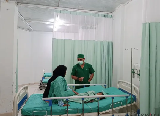RS Pinna Bekasi menggelar bakti sosial operasi bibir sumbing gratis, Rabu 10 September 2025. Sebanyak 15 pasien dari berbagai daerah berhasil menjalani operasi setelah melewati proses skrining. (Sumber: Poskota/Nurpini Aulia Rapika)