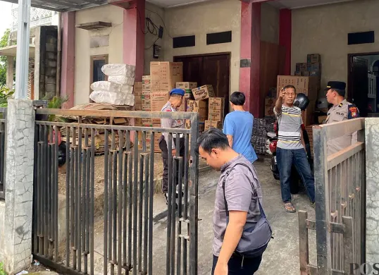 Petugas Piket SPKT dan Reskrim bersama Pawas lakukan olah TKP pencurian mobil pikap L300 di Jalan Kiray, Kelurahan Cimpaeun, Kecamatan Tapos, Kota Depok. (Sumber: POSKOTA | Foto: Angga Pahlevi)