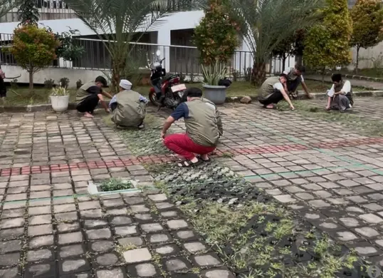Aksi sosial menanam pohon oleh Bapas Kelas 1 Jakarta Barat di Masjid Raya KH Hasyim Asy'ari, Cengkareng, Selasa, 9 September 2025. (Sumber: Poskota/Pandi Ramedhan)