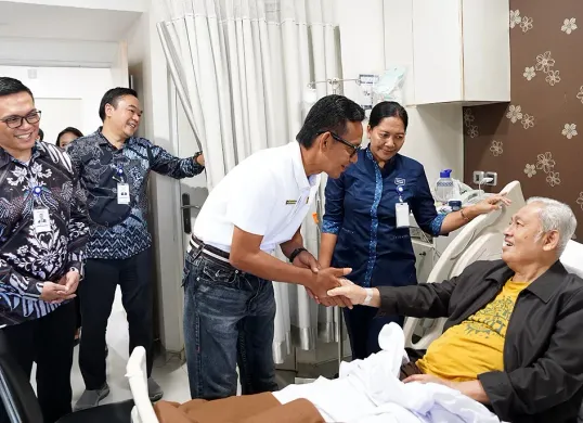 GM PLN UID Jakarta Raya, Moch Andy Adchaminoerdin (berbaju putih) memberikan semangat  pasien RS Premier Jatinegara saat kunjungan dalam rangka Hari Pelanggan Nasional 2025. (Sumber: Dok PLN UID Jakarta Raya)