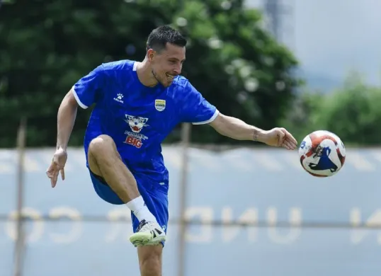 Thom Haye sudah mulai ikut berlatih bersama tim Persib Bandung, Rabu 10 September 2025. (Sumber: Instagram/@persib)