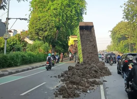 Truk bermuatan tanah terjungkal di kawasan Tomang, tepatnya depan RS Tarakan, Jakarta Pusat, pada Rabu, 10 September 2025 pagi. (Sumber: Instagram/@Jktinfo)