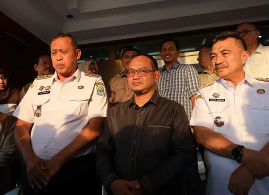 Wali Kota Bekasi Tri Adhianto bersama jajaran Pemkot dan DPRD Bekasi saat menyampaikan pernyataan terkait evaluasi tunjangan anggota DPRD Kota Bekasi, Rabu, 10 September 2025. (Sumber: Humas Pemkot Bekasi)