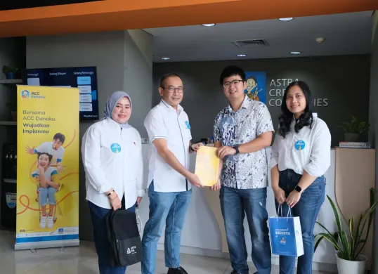 ACC menyerahkan hadiah berupa kepada pelanggan kredit mobil saat Hari Pelanggan Nasional 2025. (Sumber: Dok. ACC)