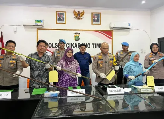 Polres Metro Bekasi menggelar rilis kasus pengeroyokan-perusakan sepeda motor yang terjadi di Cikarang Timur, Kamis, 11 September 2025. (Sumber: Dok. Istimewa)