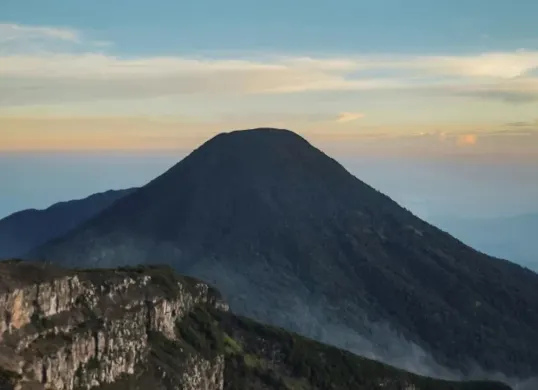 Cara ikut open trip ke Gunung Pangrango (Sumber: Unsplash/Alvian Hasby)