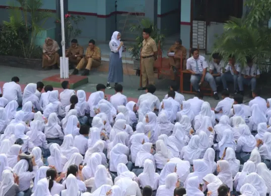 Ratusan siswa SMAN 14 Kota Bekasi demo menutut transparansi dana BOS dan infak perbaikan masjid, Senin, 8 September 2025. (Sumber: Dok. Istimewa)
