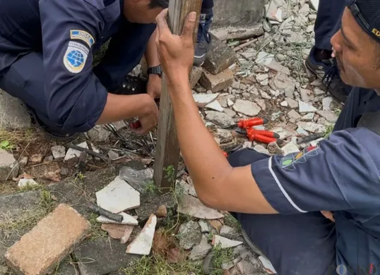 Petugas merapikan kabel traffic lifht di Jalan Green Garden, Kedoya Utara, Kebon Jeruk, Jakarta Barat, yang dicuri orang tidak dikenal, Kamis, 11 September 2025. (Sumber: Poskota/Pandi Ramedhan)