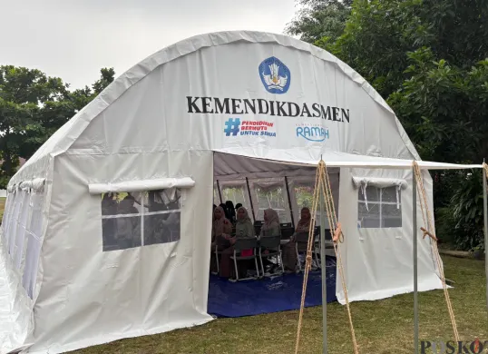 Kemendikdasmen menyalurkan bantuan tiga tenda darurat untuk pelajar SMKN 1 Cileungsi setelah beberapa ruang kelas ambruk, Rabu, 10 September 2025. (Sumber: Poskota/Giffar Rivana)