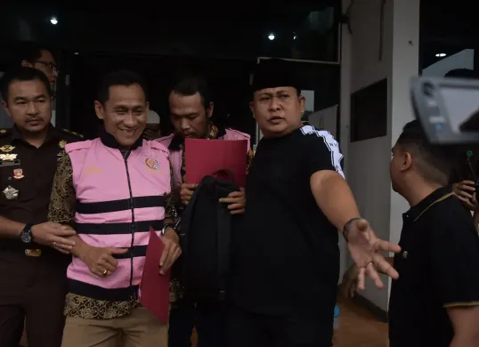 Kejari Kabupaten Bekasi menggiring tersangka kasus dugaan korupsi dana Desa Sumberjaya usai resmi ditetapkan sebagai tersangka, Kamis 11 September 2025. (Sumber: Istimewa)