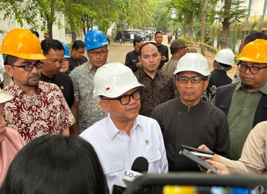 Menteri Pendidikan Dasar dan Menengah (Mendikdasmen) Abdul Mu'ti minta pembangunan SMKN 1 Cileungsi yang ambruk rampung pada Desember 2025. (Sumber: Poskota/Giffar Rivana)