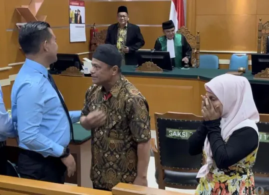 Orang tua dari WNI yang menikah dengan WN Arab Saudi usai sidang di Pengadilan Agama Jakarta Barat, Kamis, 11 September 2025. (Sumber: POSKOTA | Foto: Pandi Ramedhan)