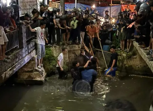 Seorang pemuda diduga maling diamankan warga usai nekat menceburkan diri ke kali di kawasan Bojong Pondok Terong, Depok. (Sumber: Instagram/@depok24jam)