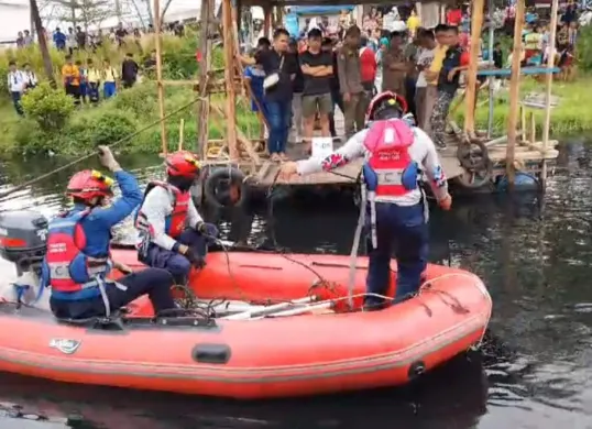 Petugas melakukan pencarian korban tenggelam di Kali Jalan Rawa Malang, Kelurahan Semper Timur, Kecamatan Cilincing, Jakarta Utara. (Sumber: Gulkarmat Jakut)