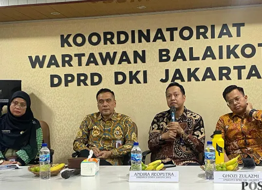 Direktur Utama Perumda Pembangunan Sarana Jaya, Andira Reoputra (kedua dari kanan) menyampaikan keterangan kepada awak media di Balai Kota DKI Jakarta, Kamis, 11 September 2025. (Sumber: POSKOTA | Foto: M Tegar Jihad)