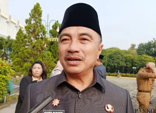 Wakil Wali Kota Bekasi, Abdul Harris Bobihoe berencana Pemkot Bekasi mengaktifkan kembali siskamling pascakerusuhan demi menjaga situasi tetap kondusif, Kamis, 11 September 2025. (Sumber: Poskota/Nurpini Aulia Rapika)