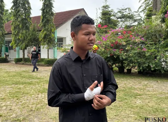 Pelajar bernama Austian Rizal menceritakan detik-detik ruang kelas SMKN 1 Cileungsi, Kabupaten Bogor, ambruk. (Sumber: Poskota/Giffar Rivana)