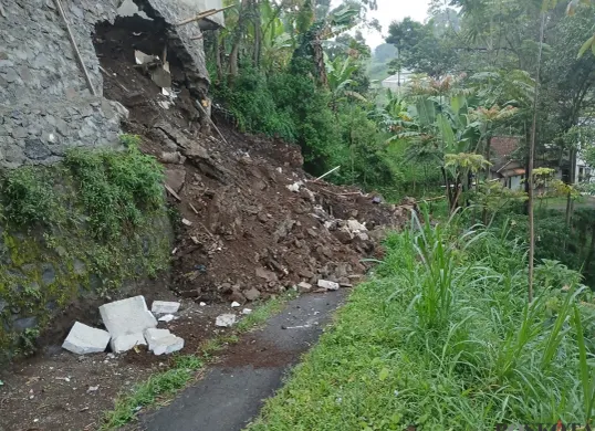 Kondisi tembok penahan di Kampung Barunagri RT 04 RW 03, Desa Sukajaya, Kecamatan Lembang, Kamis 11 September 2025. (Sumber: POSKOTA | Foto: Gatot Poedji Utomo)