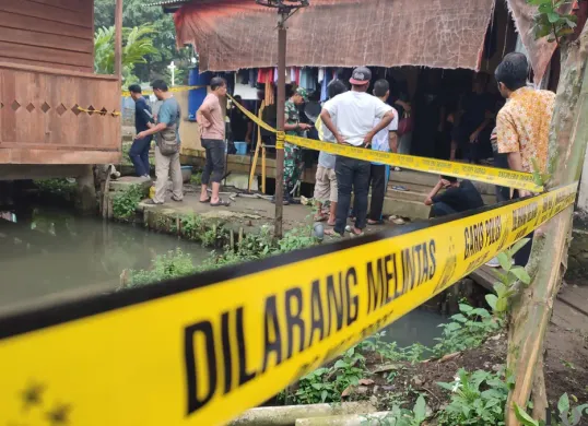 Suasana di sekitar rumah korban dugaan pembunuhan di Kampung Sindangresmi, Desa Purwaraja, Kecamatan Menes, Pandeglang. (Sumber: Poskota/Samsul Fatoni)