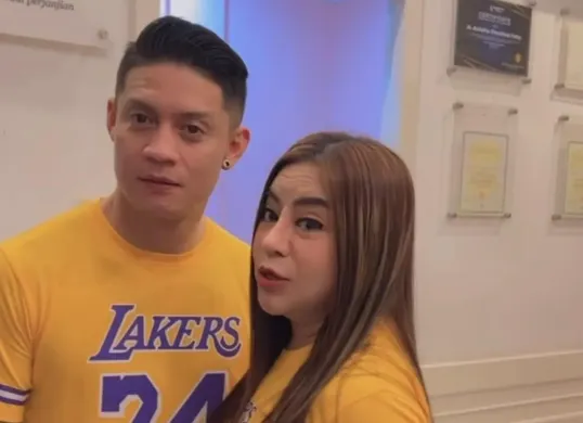 Pedangdut senior Anisa Bahar yang baru saja resmi menikah dengan pria bernama Firmansyah Salambela, yang akrab disapa Mansya. (Sumber: Instagram/@anisa_bahar_new)