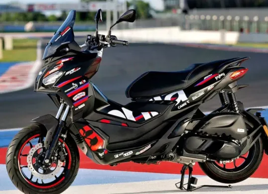 Aprilia SR GT Replica 2025 hadir dengan desain terinspirasi MotoGP, lengkap dengan ban aspal dan dua pilihan mesin 125 cc dan 200 cc. (Sumber: Dok. Aprilia)