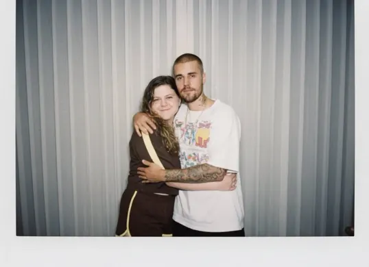 Cara edit foto polaroid bareng artis dengan teknologi Gemini AI yang sedang viral di TikTok. (Sumber: X/@andarsozinha)